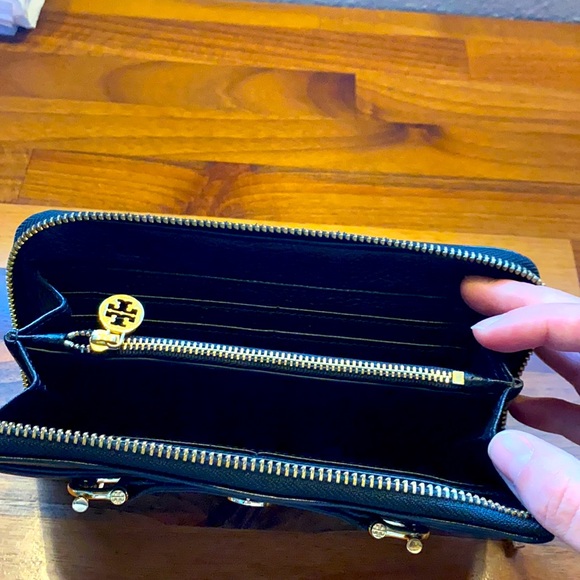 Authentic Tory Burch wallet. Gently used. Very good condition. - Picture 3 of 6